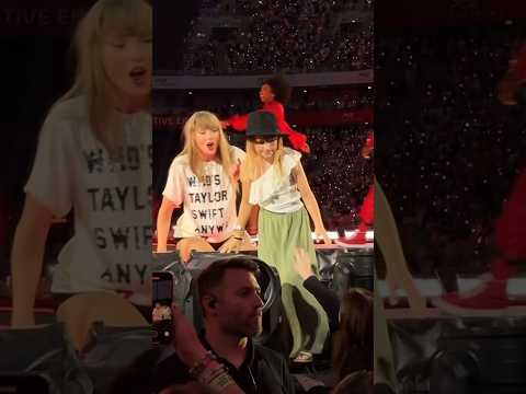 when Taylor Swift pulled her fan to stay with her on stage #taylorswift