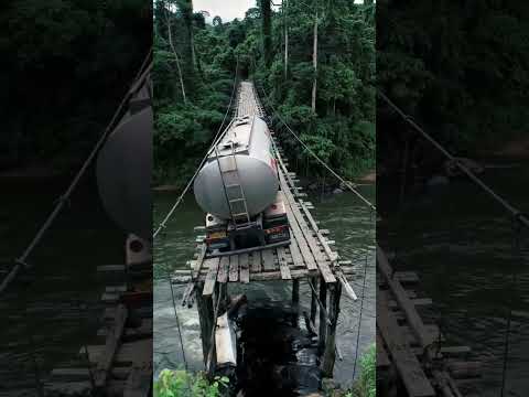 Truck Trapped on Collapsing Bridge – Shocking Moment Caught on Camera! #BridgeCollapse #TruckTrapped